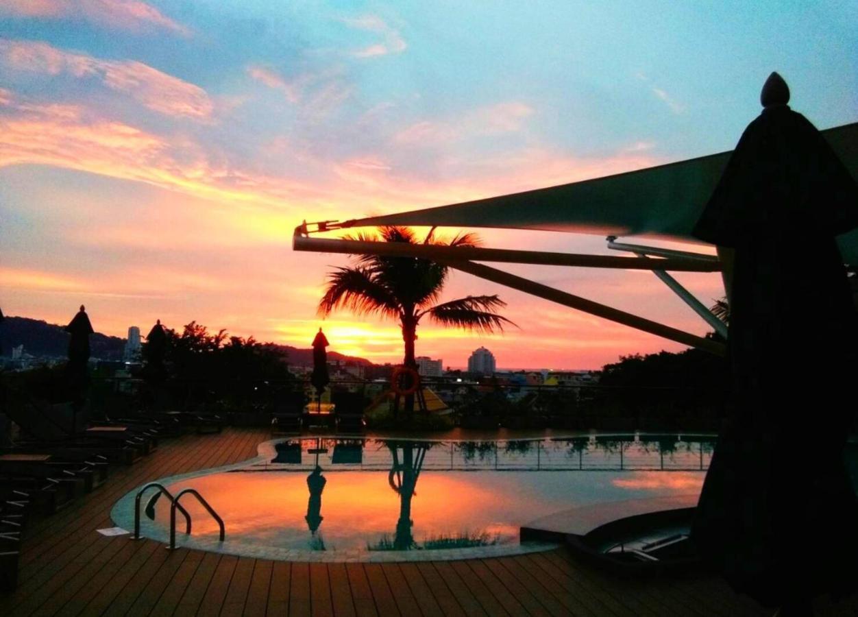 Skyview Resort Phuket Patong Beach Экстерьер фото Sunset at the pool