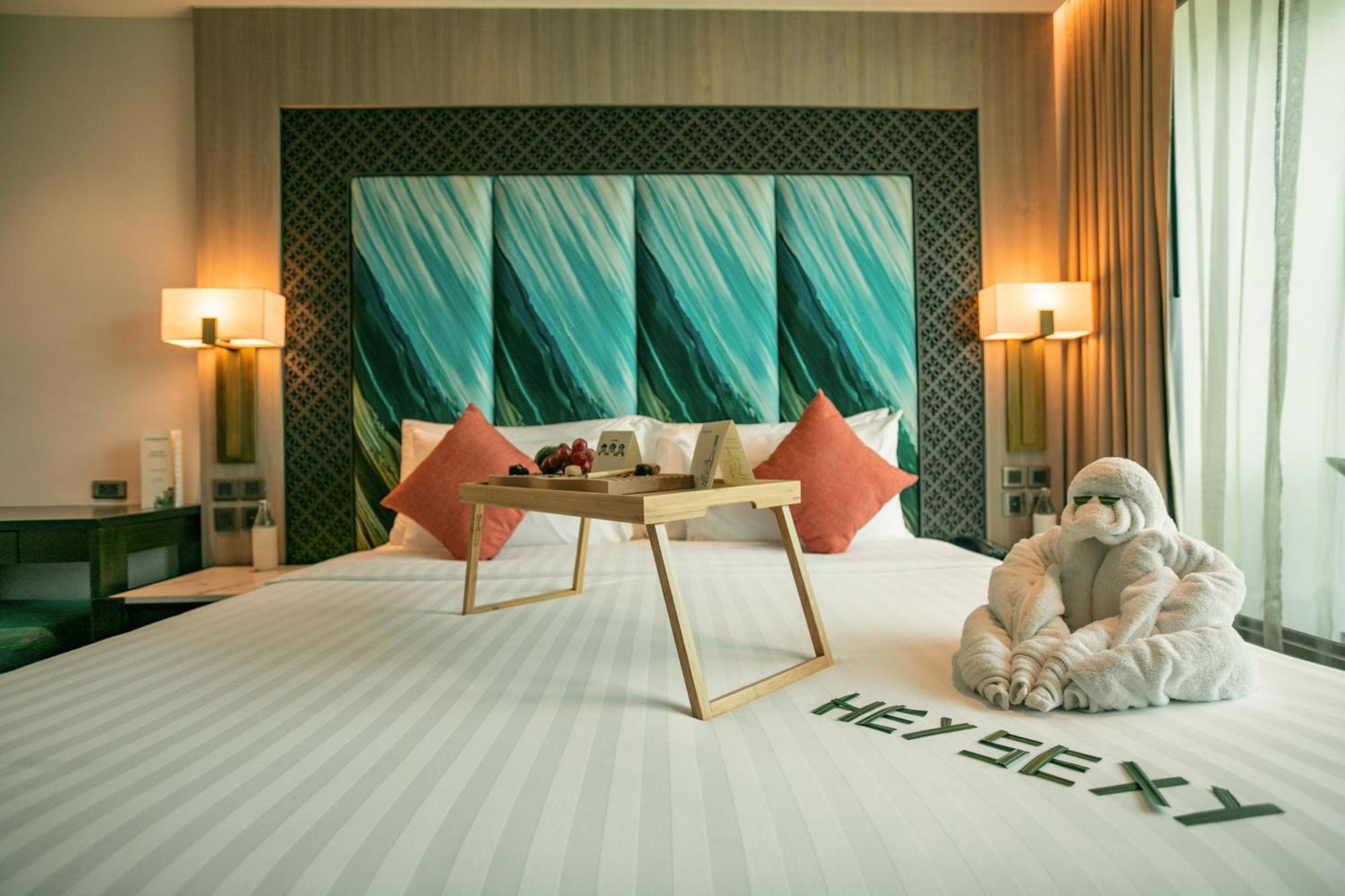 Skyview Resort Phuket Patong Beach Экстерьер фото A bedroom at the hotel