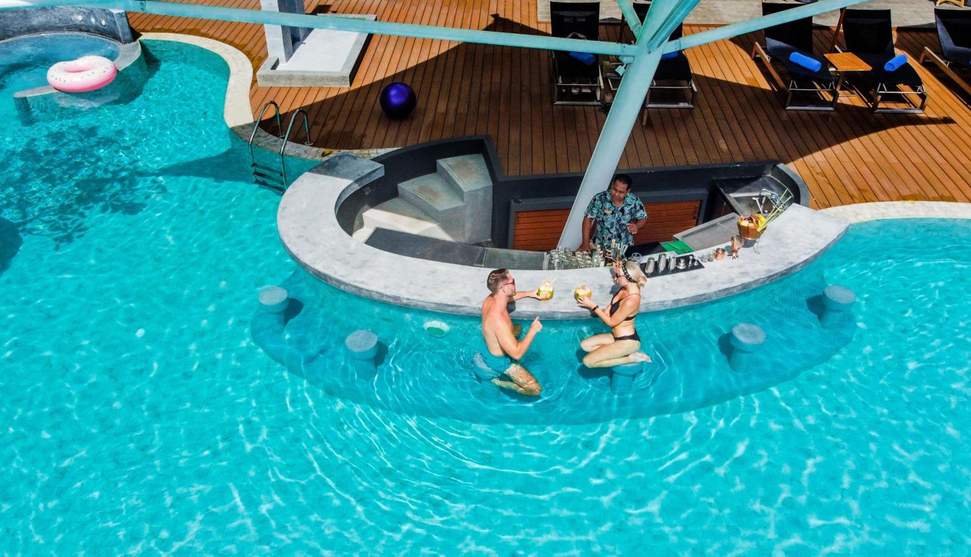 Skyview Resort Phuket Patong Beach Экстерьер фото The swim-up bar at the hotel